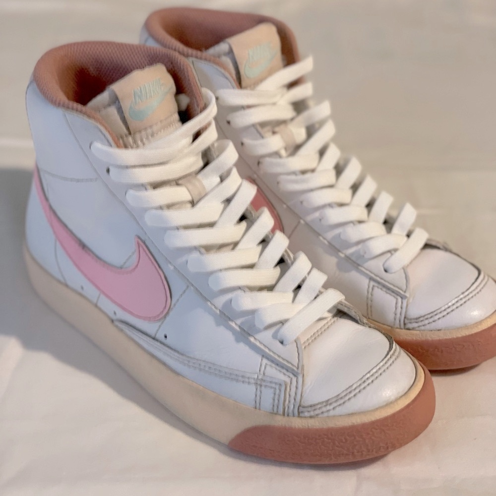 Nike Big Kids BLAZER MID 77 
WHITE 
PINK SPELL
GUAVA ICE
JADE ICE

Size 4
Used